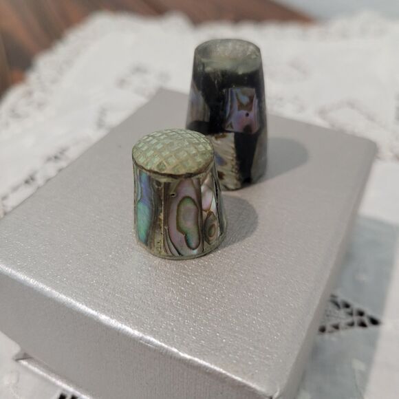 2 Vintage Inlaid Abalone Shell Thimbles MOP Mother Of Pearl sewing crafts MCM - Picture 2 of 9